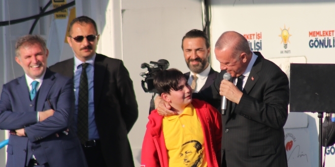 13 yaşındaki Emirhan, Erdoğan'a sarıldığı anları anlattı