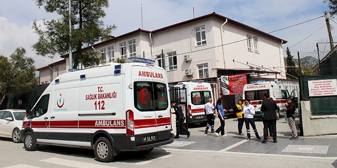 Yemekten zehirlenen 11 öğrenci hastaneye kaldırıldı