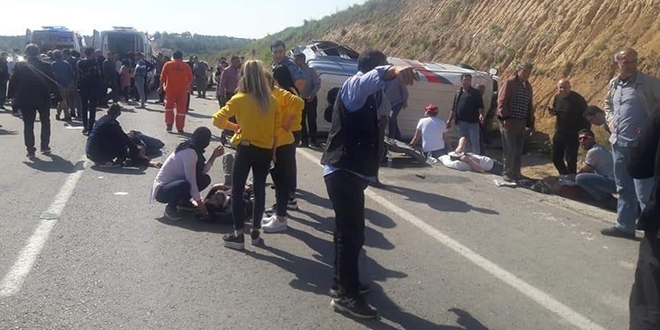 Adana'da seçim midibüsü devrildi: 19 yaralı