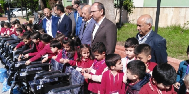 Öğrencilerden engellilere 10 tekerlekli sandalye