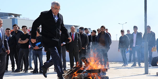 Rektr rencilerle halay ekti, nevruz ateini yakt