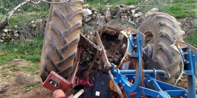 Manisa'da traktör devrildi: 1 ölü
