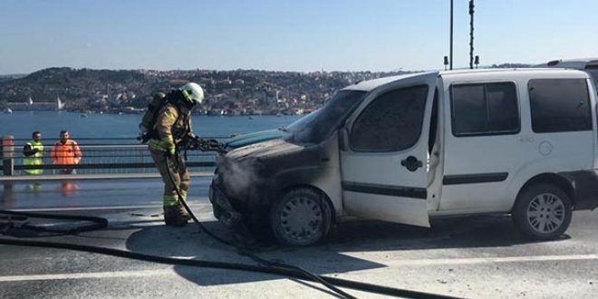 15 Temmuz Şehitler Köprüsü'nde sivil polis aracı yandı