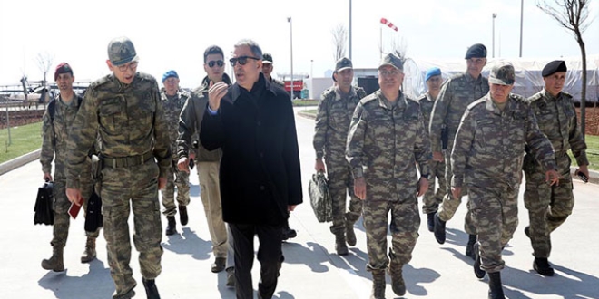 Bakan Akar ve komutanlar Suriye sınırında