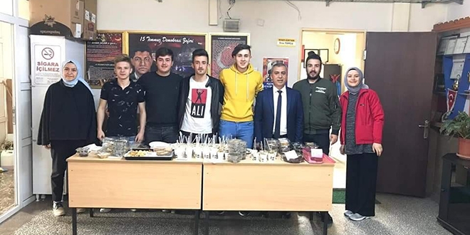 Öğrenciler, okulları yararına kermes açtılar