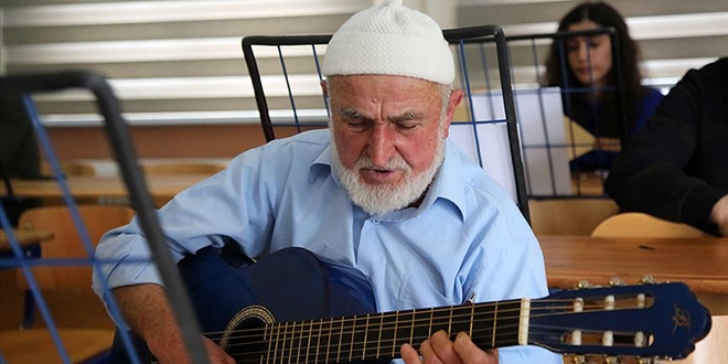 Müzik aşkı 80 yaşından sonra gitarist yaptı