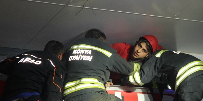 Konya'da Asma tavan çöktü, 2 kişi mahsur kaldı