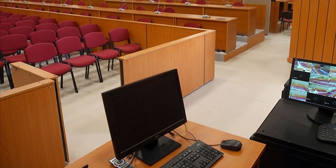 Hakim adil yargılama için duruşma salonundan çıktı