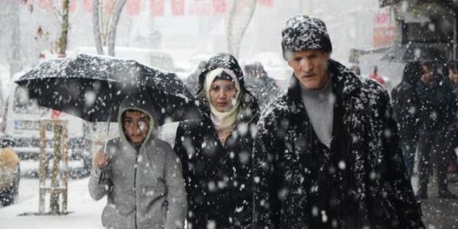 Hakkari, yağan karla beyaza büründü
