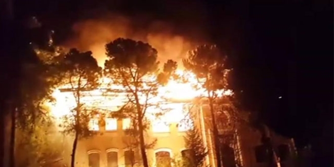 Tarihi Gazi Paşa Mektebi küle döndü