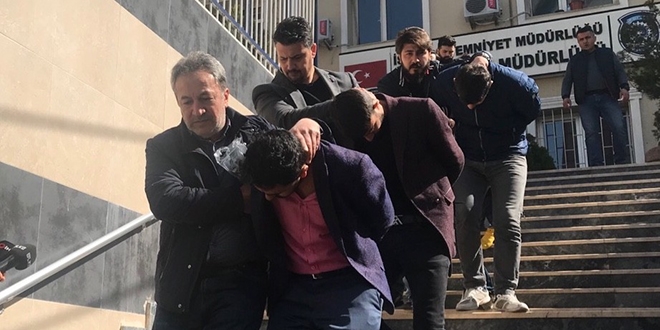 Kendilerine polis süsü veren gaspçılar yakalandı