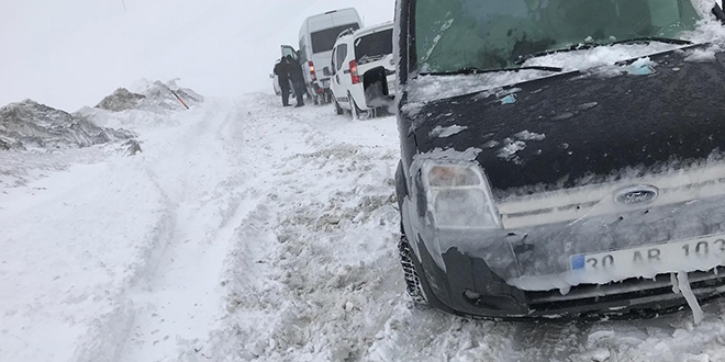 Van-Hakkari karayoluna çığ düştü