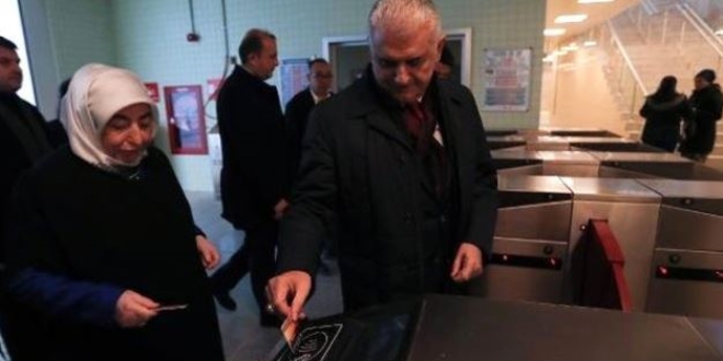 Yıldırım çifti Gebze-Halkalı treninde yolculuk yaptı