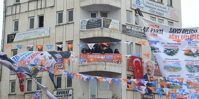 CHP'li başkan adayı Erdoğan'ı balkondan takip etti