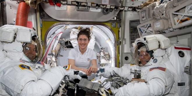 İki kadın astronotun ilk uzay yürüyüşü 'kıyafet sıkıntısı' nedeniyle iptal edildi