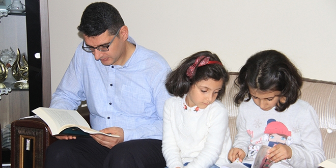 Öğretmenin kitap okuma aşkı evlere taşındı