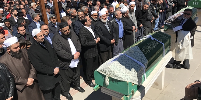 Müezzinin eşi ve annesi gözyaşlarıyla toprağa verildi