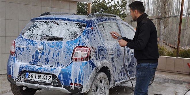 Araçları yıkayıp öğrencilere burs sağlıyorlar