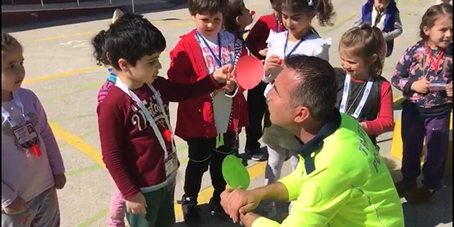 Minik öğrenciler ailelerini 'polis amca'ya şikayet etti