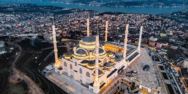 Çamlıca Camii görüntüsüyle İstanbul'u süslüyor