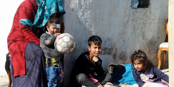 Evleri yanan aile kömürlükte yatıyor