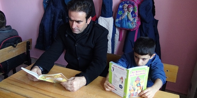 Veliler, çocuklarıyla aynı sırada kitap okuyor