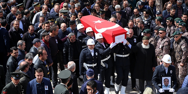 Meslektaşınca öldürülen polis memuru defnedildi