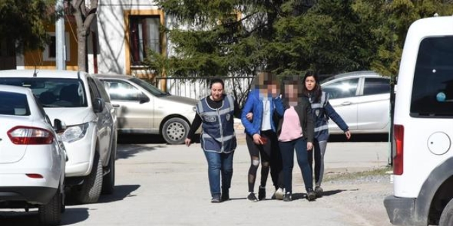 Genç kızı sokakta darp eden 2 arkadaşı gözaltında