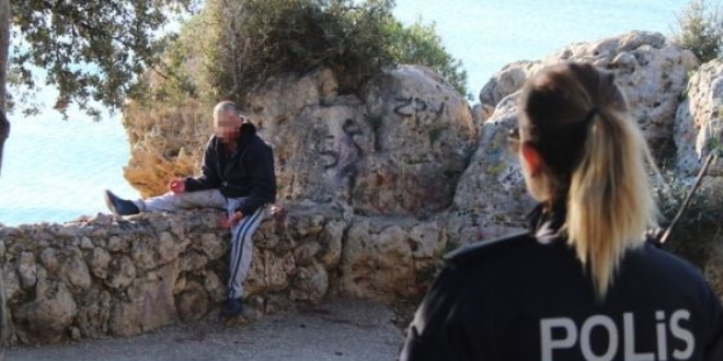 'Kahraman polis'e başarı belgesi ve plaket