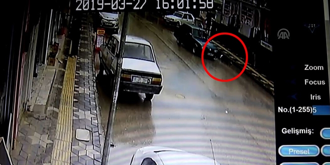 Otomobilin çarptığı lise öğrencisi ağır yaralandı
