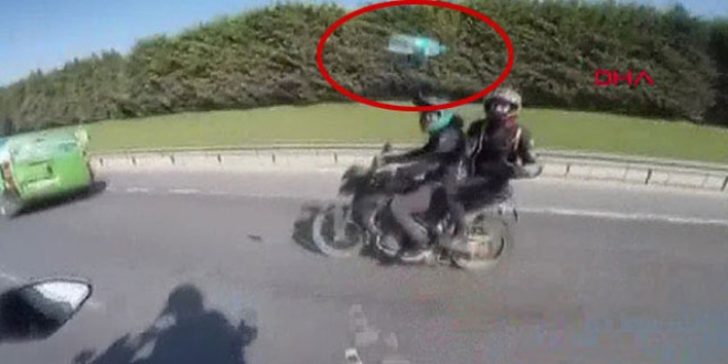 Motosiklet üzerinde pet şişeli tehlikeli oyuna gözaltı