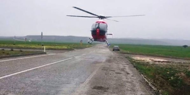 Yol trafiğe kapatıldı, ambulans helikopter indi