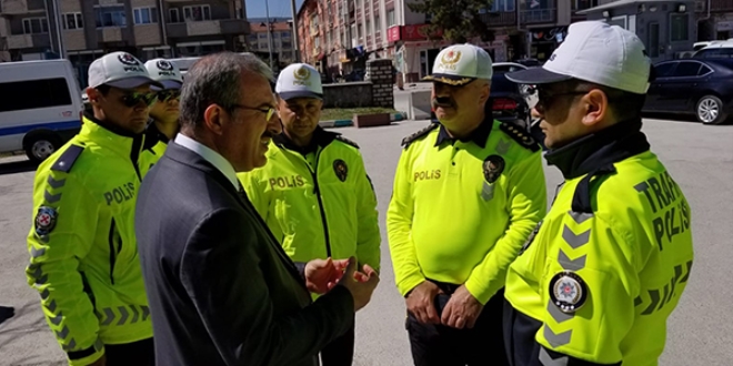 Vali, trafik ekiplerinin yeni üniformalarını inceledi