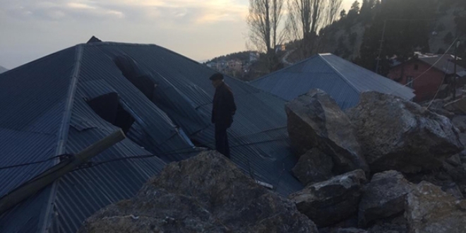 Dev kayalar evin üzerine düştü!