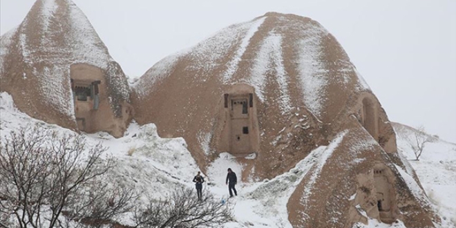 Baharda yaan kar Kapadokya'da gzel grntler oluturdu