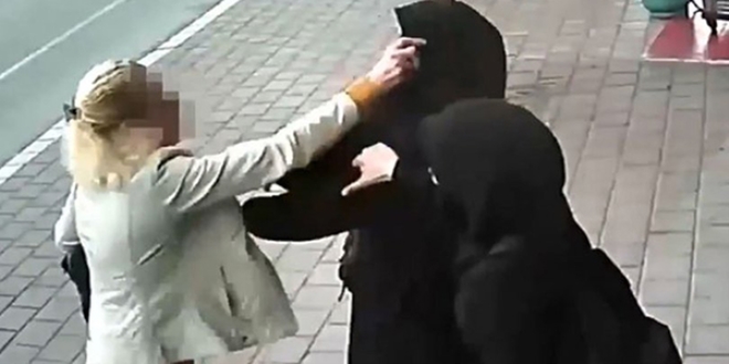 Adana'da tesettürlü kadınlara çirkin saldırı