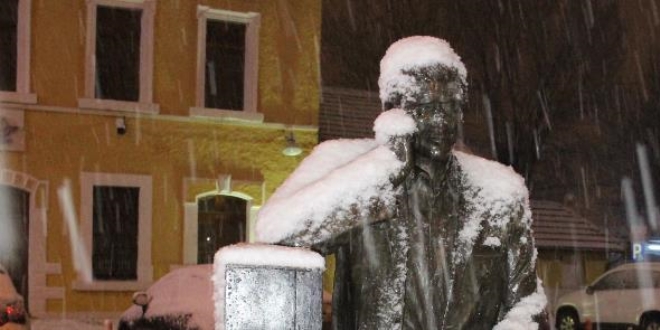 Karaman, gece başlayan karla beyaza büründü
