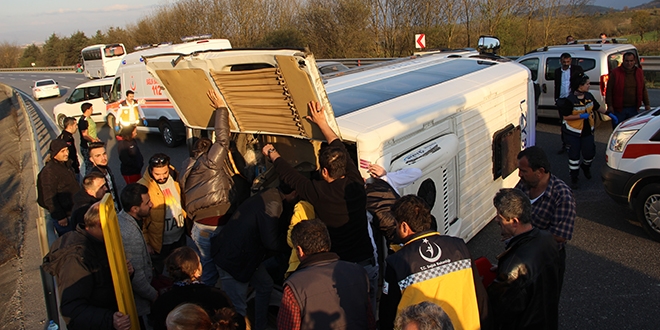 Düzce'de minibüs devrildi: 17 yaralı