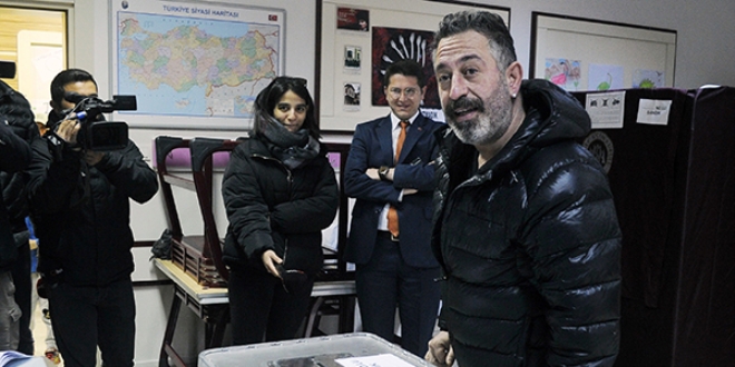 Cem Yılmaz oyunu kullandı, espriyi patlattı