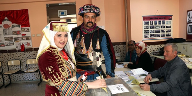 'Efe kıyafeti' ile oy kullandılar