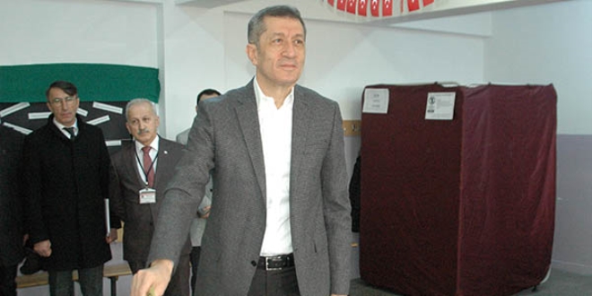 Milli Eğitim Bakanı Ziya Selçuk, oyunu kullandı
