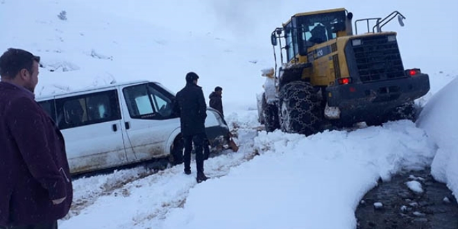 Oy torbaları ve seçim görevlilerini taşıyan minibüs mahsur kaldı