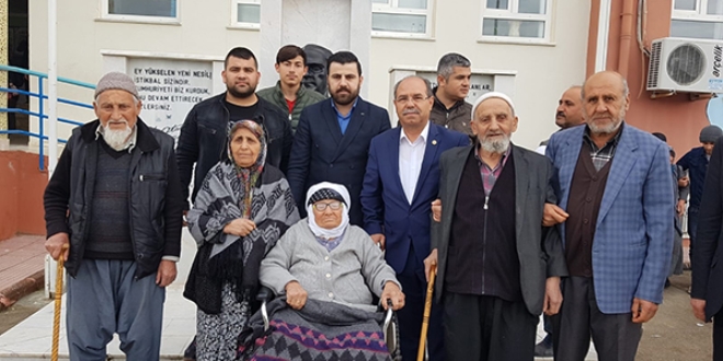 107 yaşındaki şehit annesi 80 yaşındaki oğluyla oy kullandı