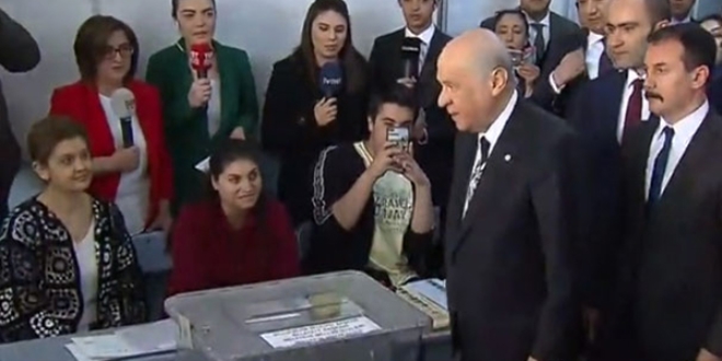 Devlet Bahçeli'ye sandık başında ilginç soru!