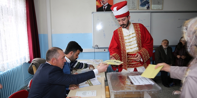 Sandığa mehter kıyafetiyle gitti