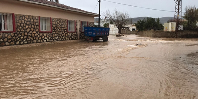 Aşırı yağmur sularından oy kullanmaya gidemediler