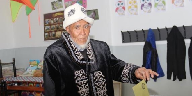 Kırgız Türkleri, geleneksel kıyafetleriyle oy kullandı