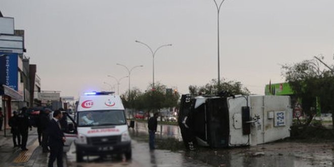 Adana'da TOMA devrildi: 2 polis yaralı