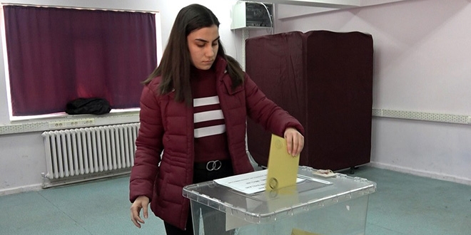 İlk kez oy kullanmanın heyecanını yaşadılar