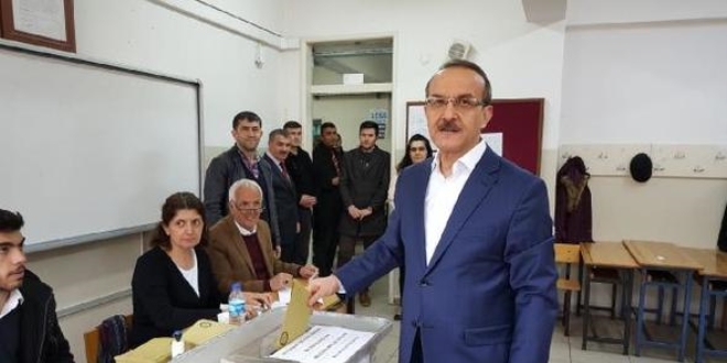 Muhtar adayının seçmene para dağıttığı iddiası